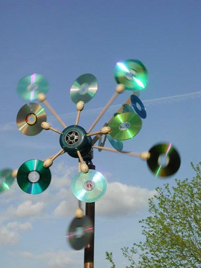 Een boom gemaakt van cd's voor het decoreren van een zomerhuis