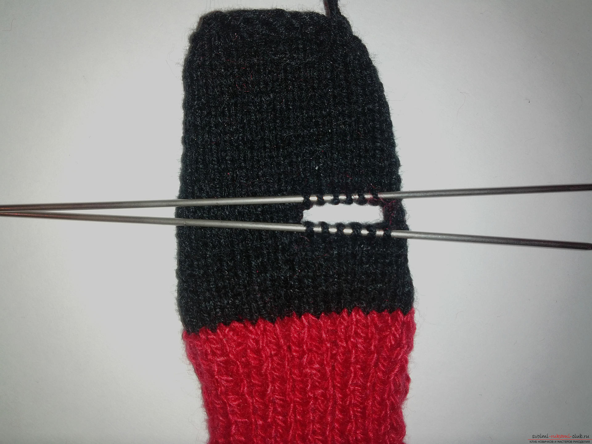 This master class with a description and scheme will teach how to bind the mittens with two spokes. Photo Number 14