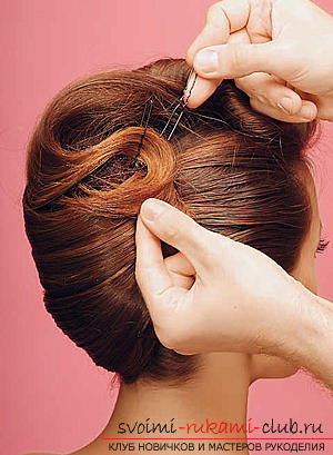 Cómo hacer un peinado nupcial interesante para cabello mediano con tus propias manos. Foto №13