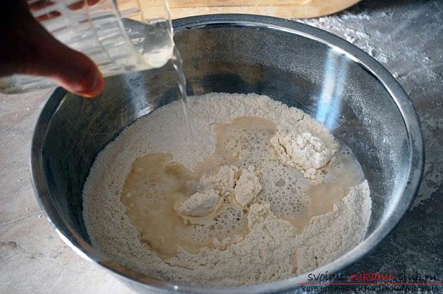 Zelfgebakken brood bakken met je eigen handen zonder broodbakmachine. Foto # 3