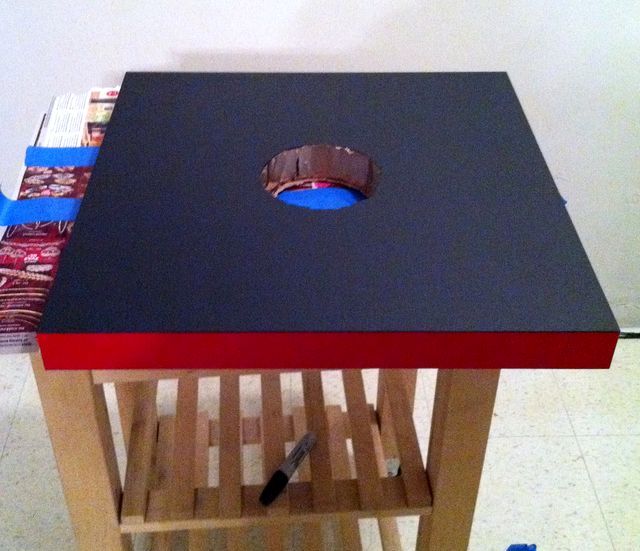 стіл покритий грифельній фарбою