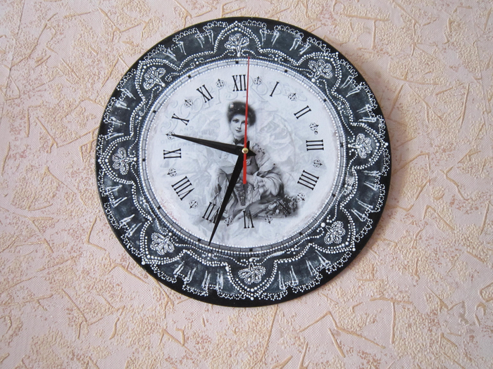 Clock from vinyl records with own hands