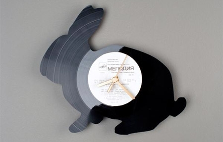 Hodiny z vinylových záznamů s vlastními rukama