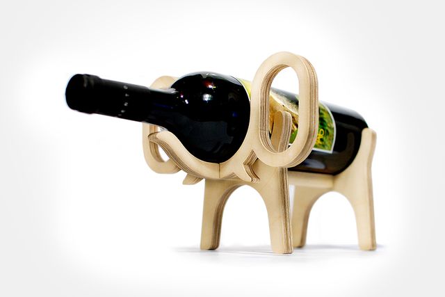 láhev vína stojí ve formě slona