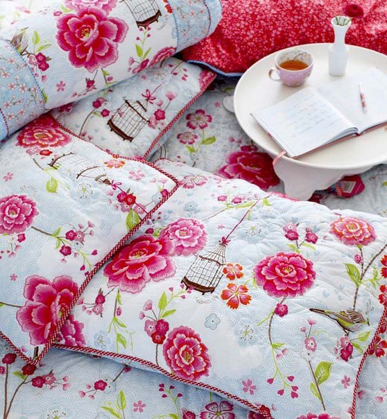 Vibrant textile with floral prints - the easiest way to change the interior