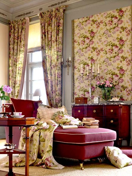 Wallpaper and curtains with a floral pattern