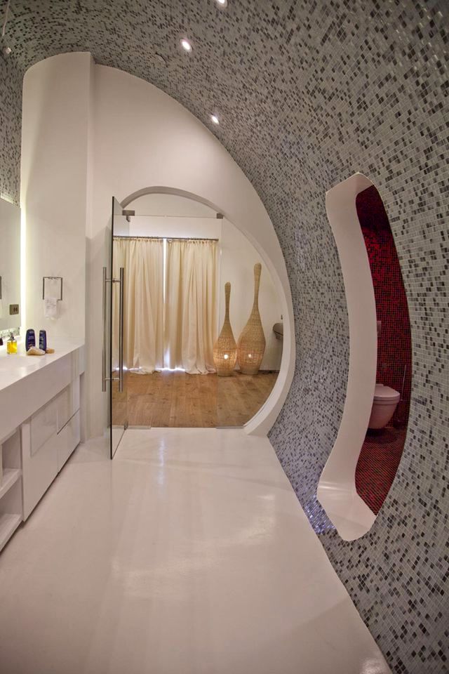vnitřní koupelna s polokruhovými stěnami