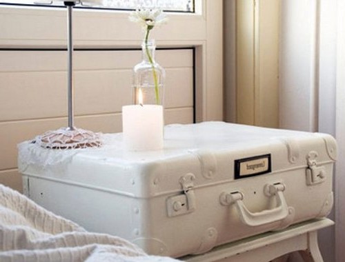 Decorate an old suitcase: paint in white