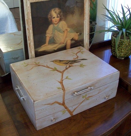 Decor of an old suitcase: painting or decoupage