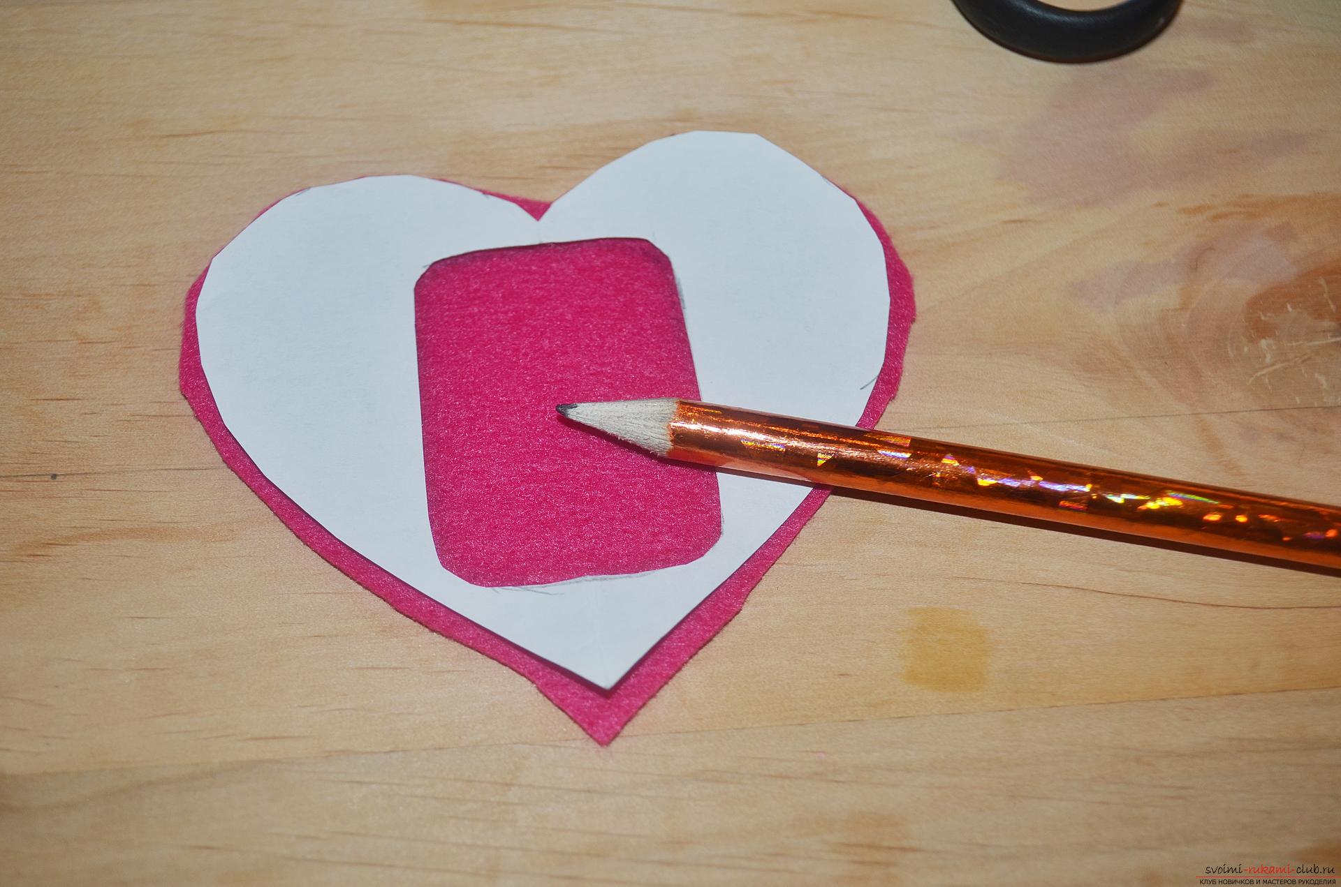 Denne mesterklasse vil lære dig at lave dine egne hænder en smuk valentine fra filt. Foto №5