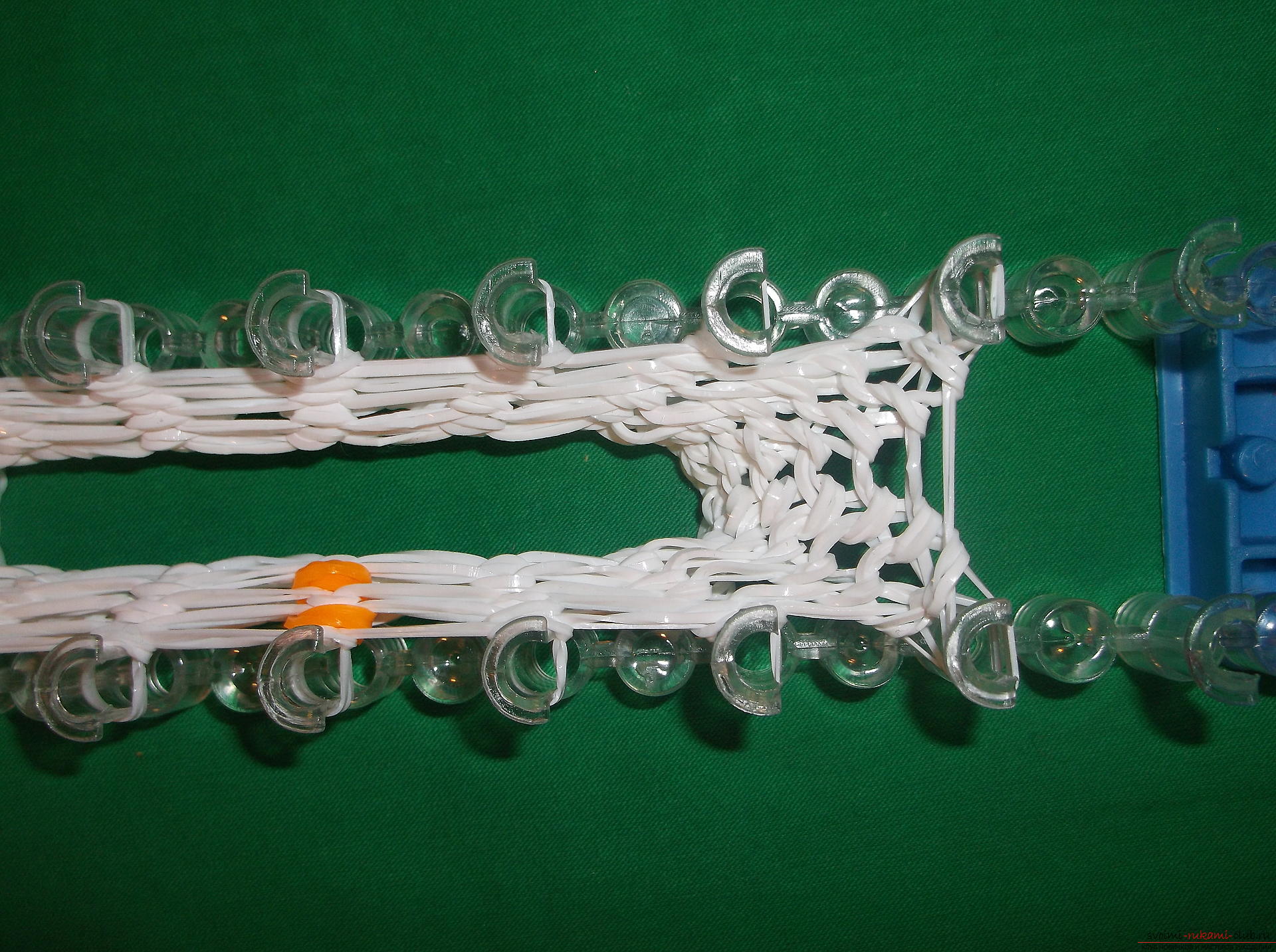 A photo for a lesson on weaving of snowman's rubber bands for the New Year holidays. Photo №5