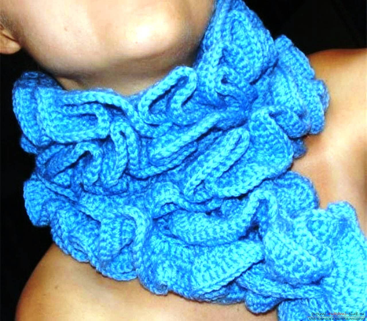 knitted women's scarf with a pattern of rhombuses and braids. Picture №3