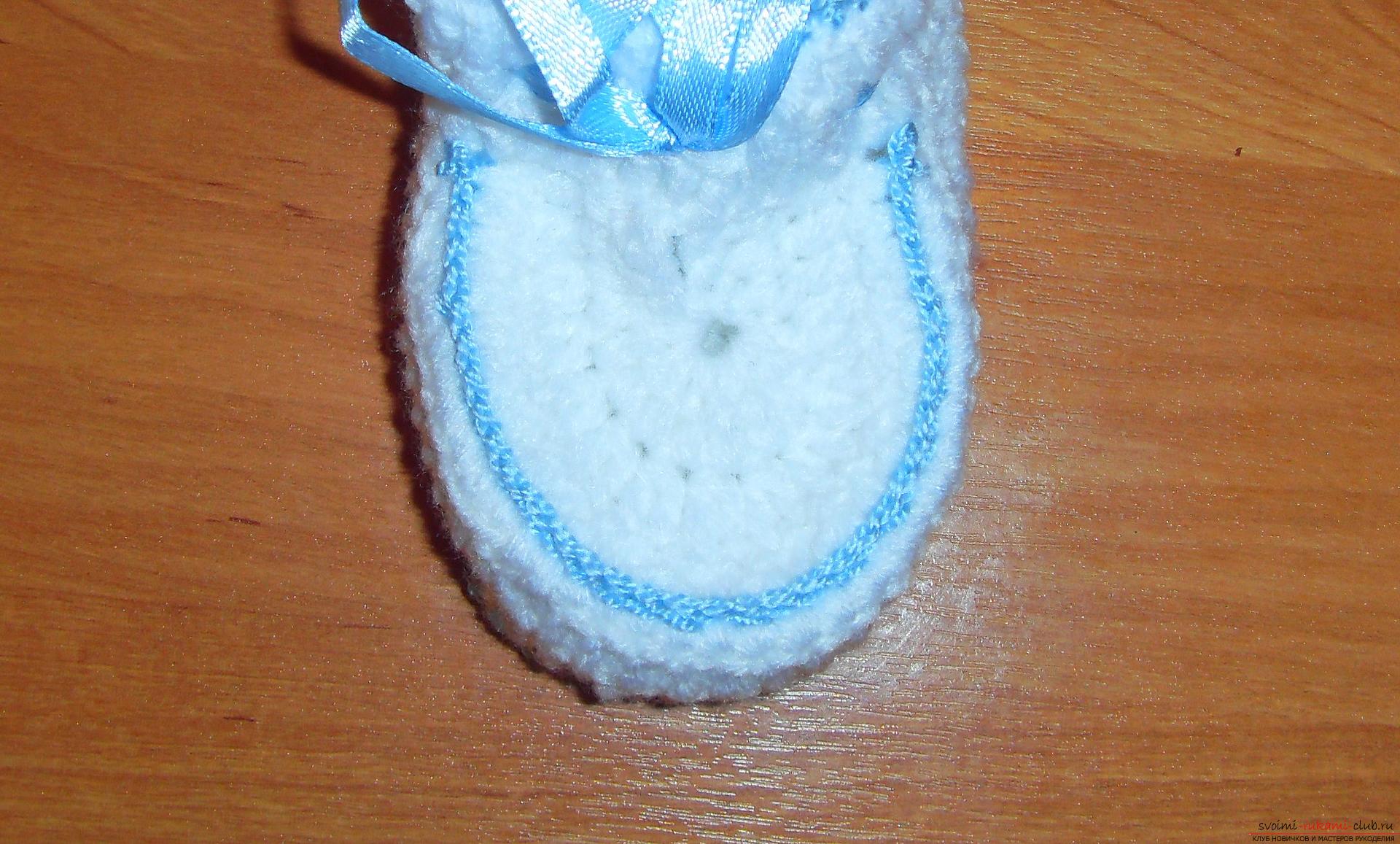 A master class with a detailed description will teach how to crochet booties for newborns. Photo №13