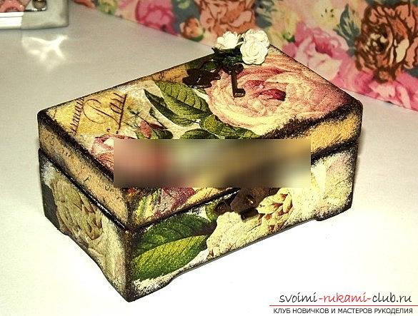 Het verouderende effect voor de kist is een vintage decoupage door de eigen handen. Foto №4