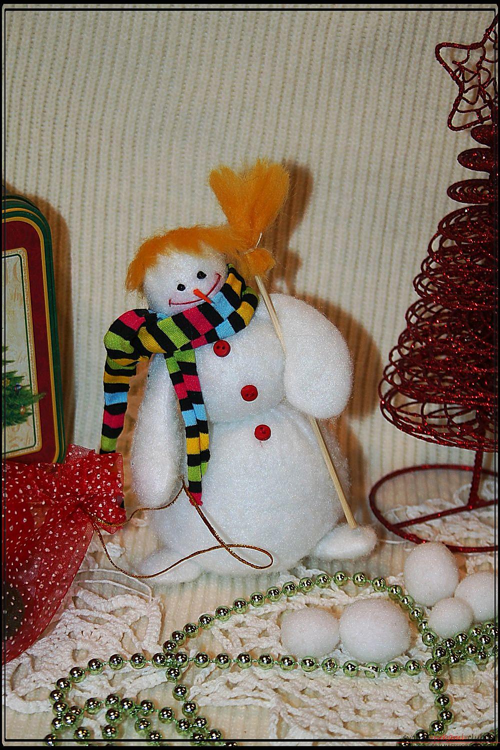 Een gedetailleerde masterclass laat je zien hoe je zelf een handgemaakte sneeuwpop kunt maken. Foto №1