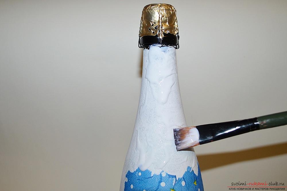 A master class with photo and description will teach how to make a decoupage of a bottle of champagne for the New Year. Photo №5