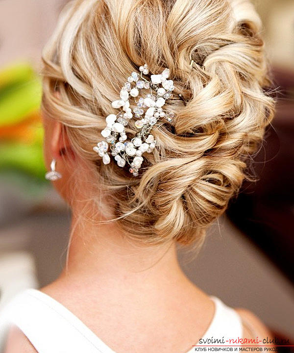 Learn how to make beautiful wedding hairstyles on medium hair with your own hands. Photo №8