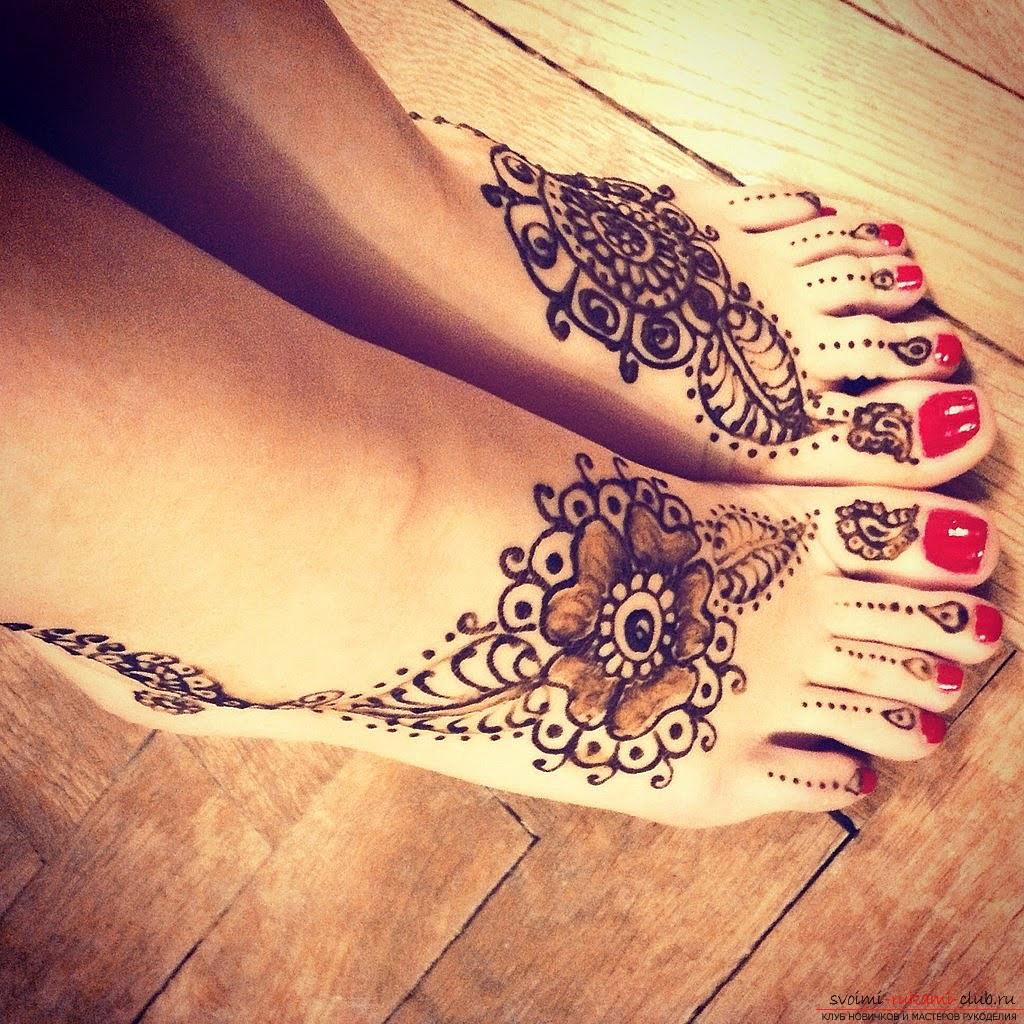 Maakt mehendi of schildert op het lichaam met de hulp van henna-handen. Foto №6