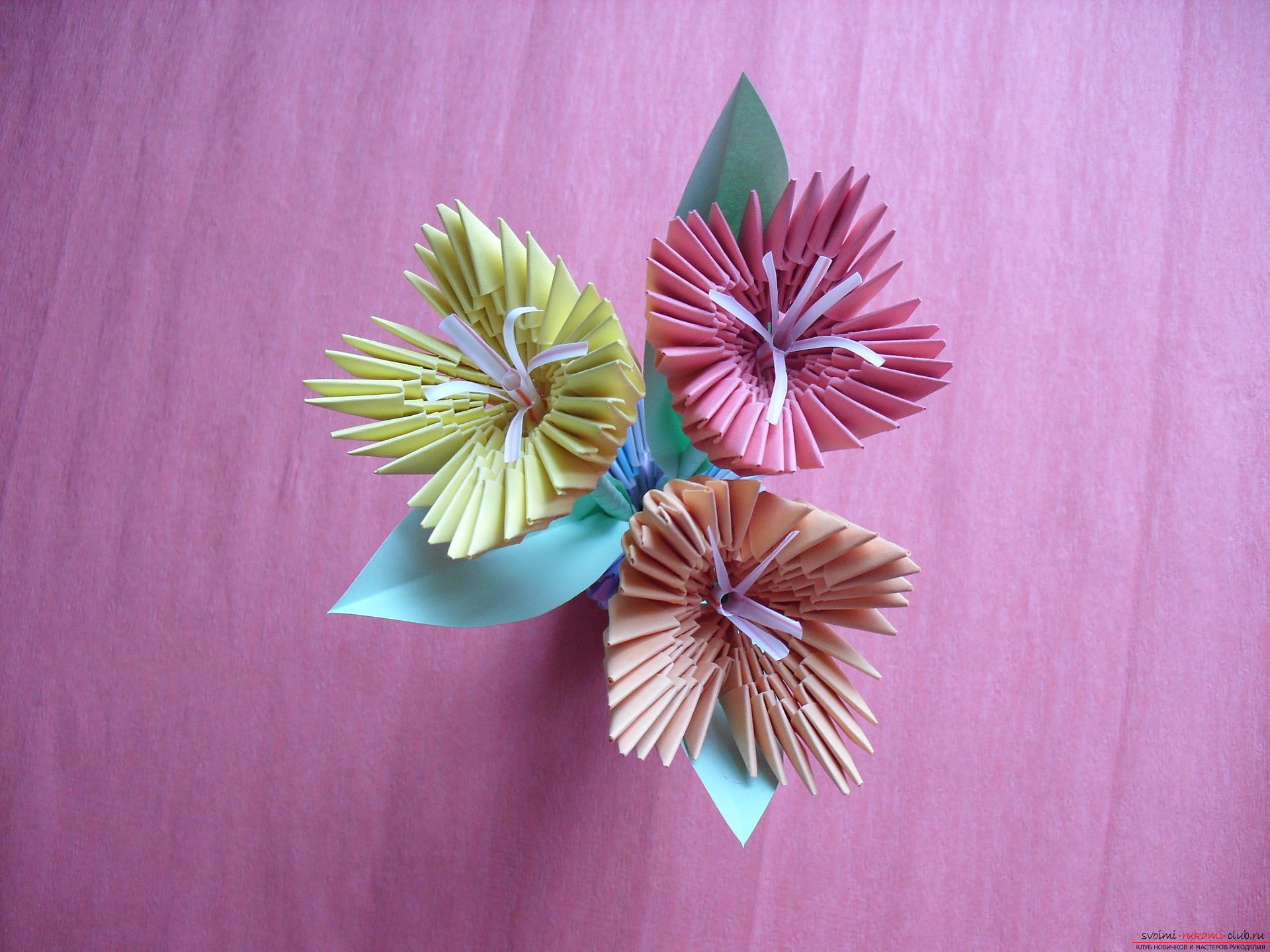 Denne master klasse vil lære at lave en vase med tulipaner lavet af papir i teknikken med modulær origami .. Foto # 25