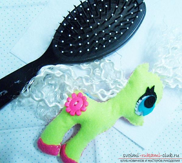 How to sew a horse out of felt with your own hands, step by step photos and detailed descriptions of the work, several different sewing options, both manually and on a typewriter. Photo number 16