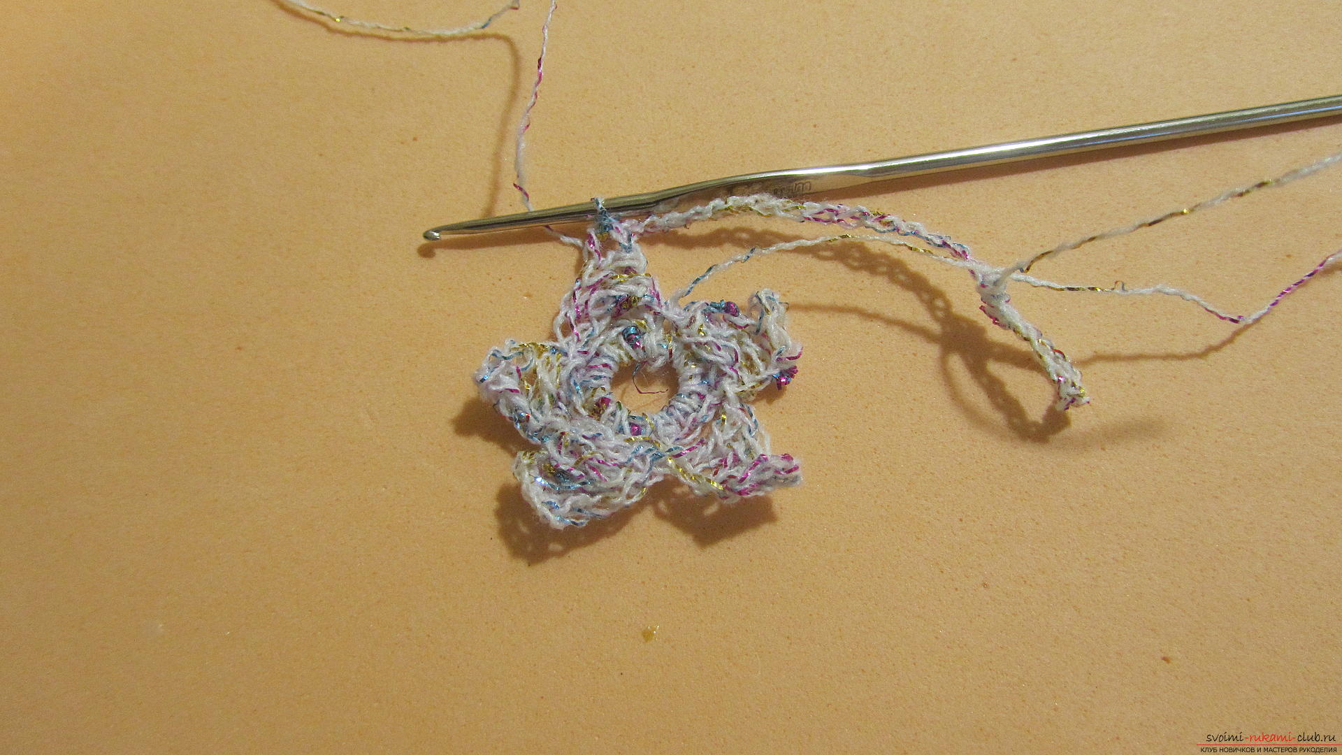 Майсторският клас ще научи как да плетеш на новогодишен плат - плетена венец на дървото. Снимка №13