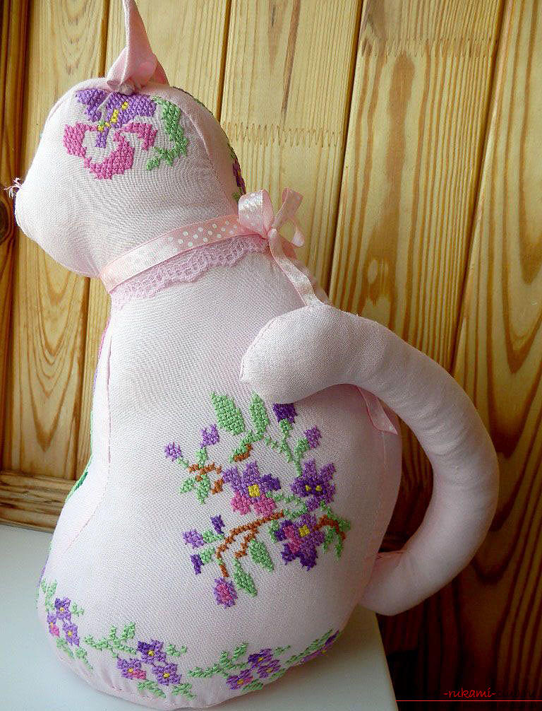 A beautiful cat with embroidery. Photo №1