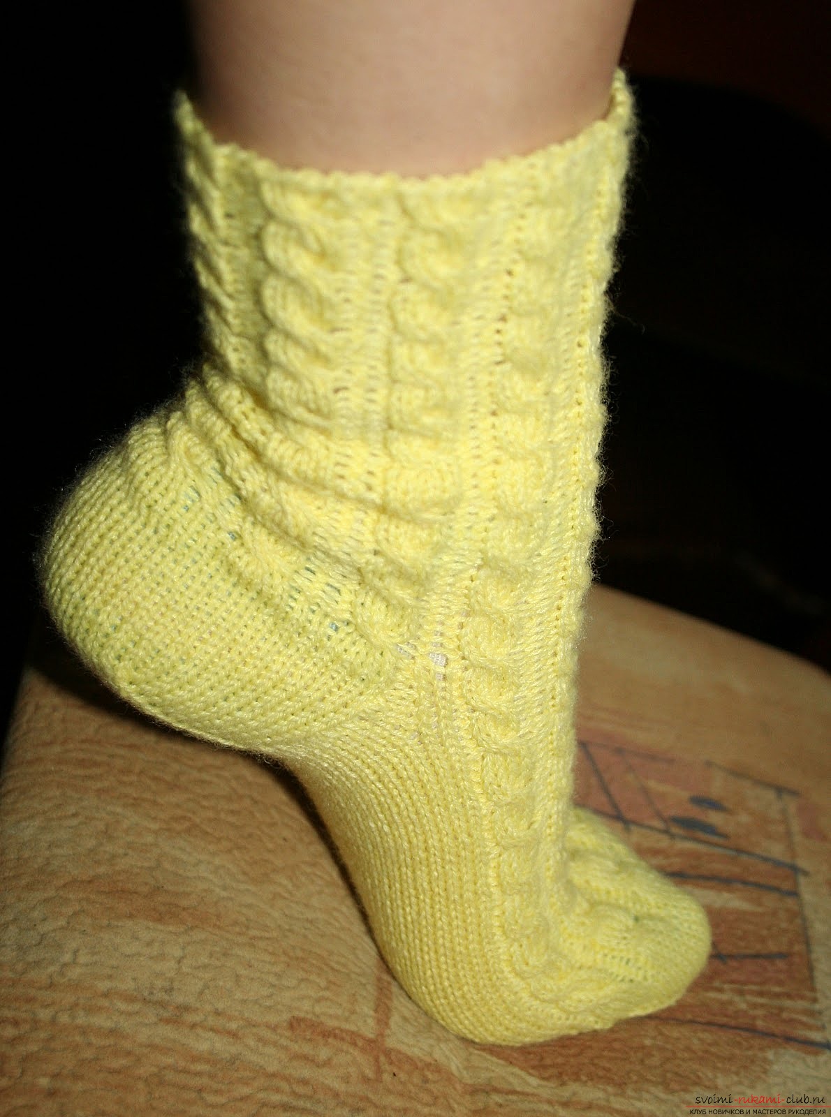 durchbrochene Socken mit Stricknadeln. Foto №4