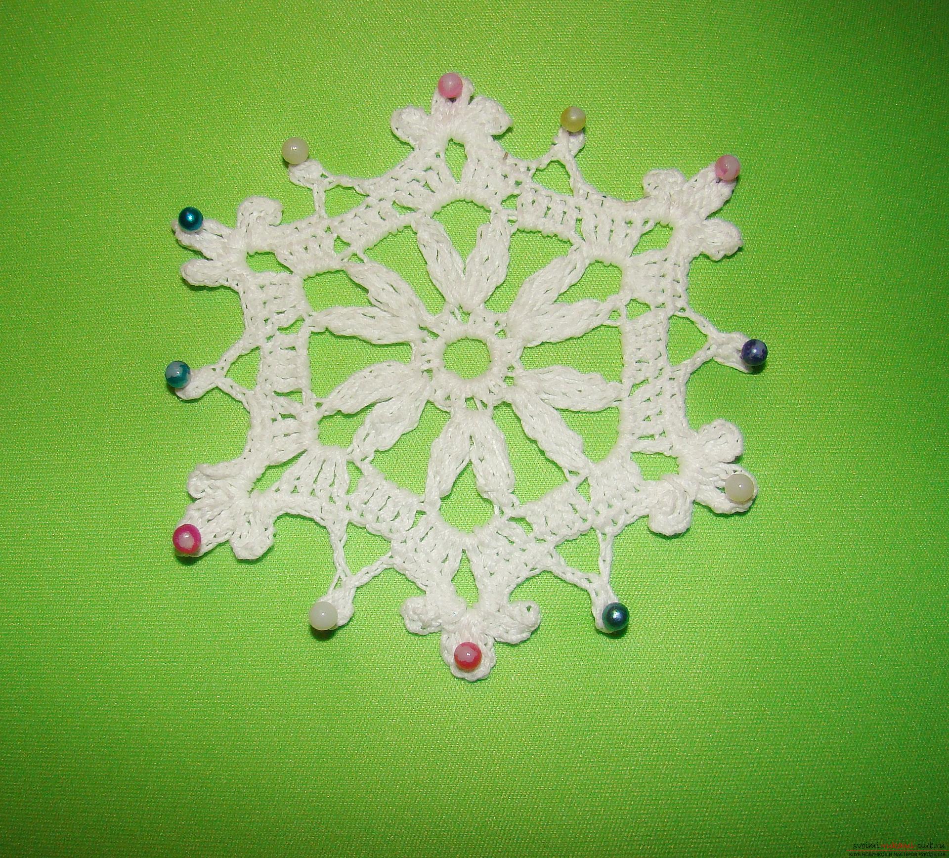 A master class with a photo and diagram will teach you how to tie snowflakes to a Christmas tree crochet. Photo number 17