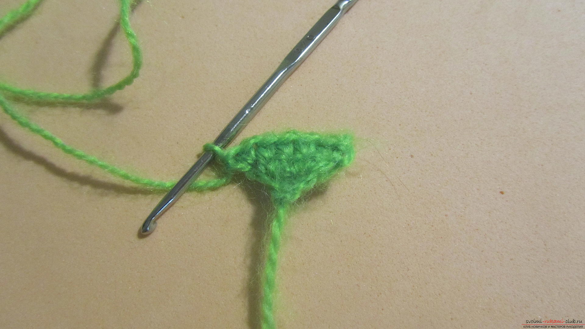 A master class with a photo and description will hold crochet lessons for a small Christmas tree. Photo №5