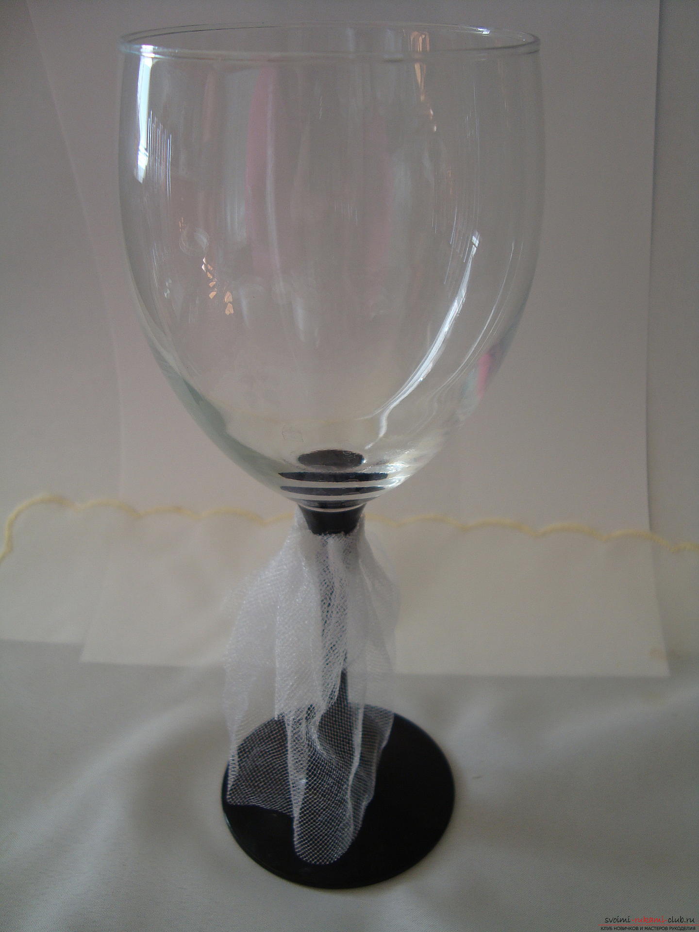 Step-by-step instruction on decorating a wedding glass with a description and a photo. Photo №8