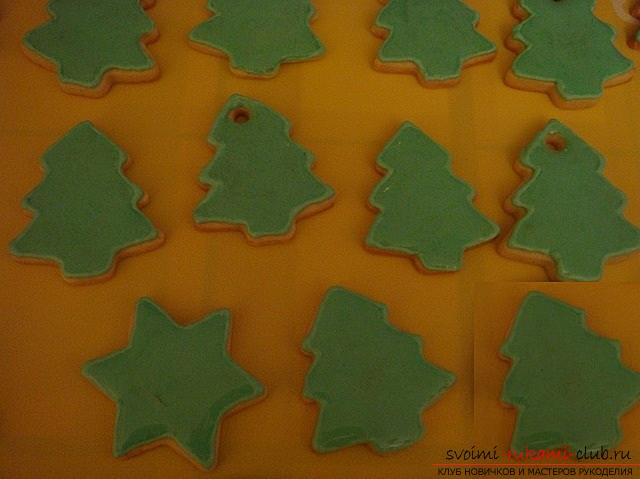 Як приготувати смачне новорічне печиво, покрокові фото виготовлення, оригінальна ідея для форми випічки в новорічній тематиці. фото №10