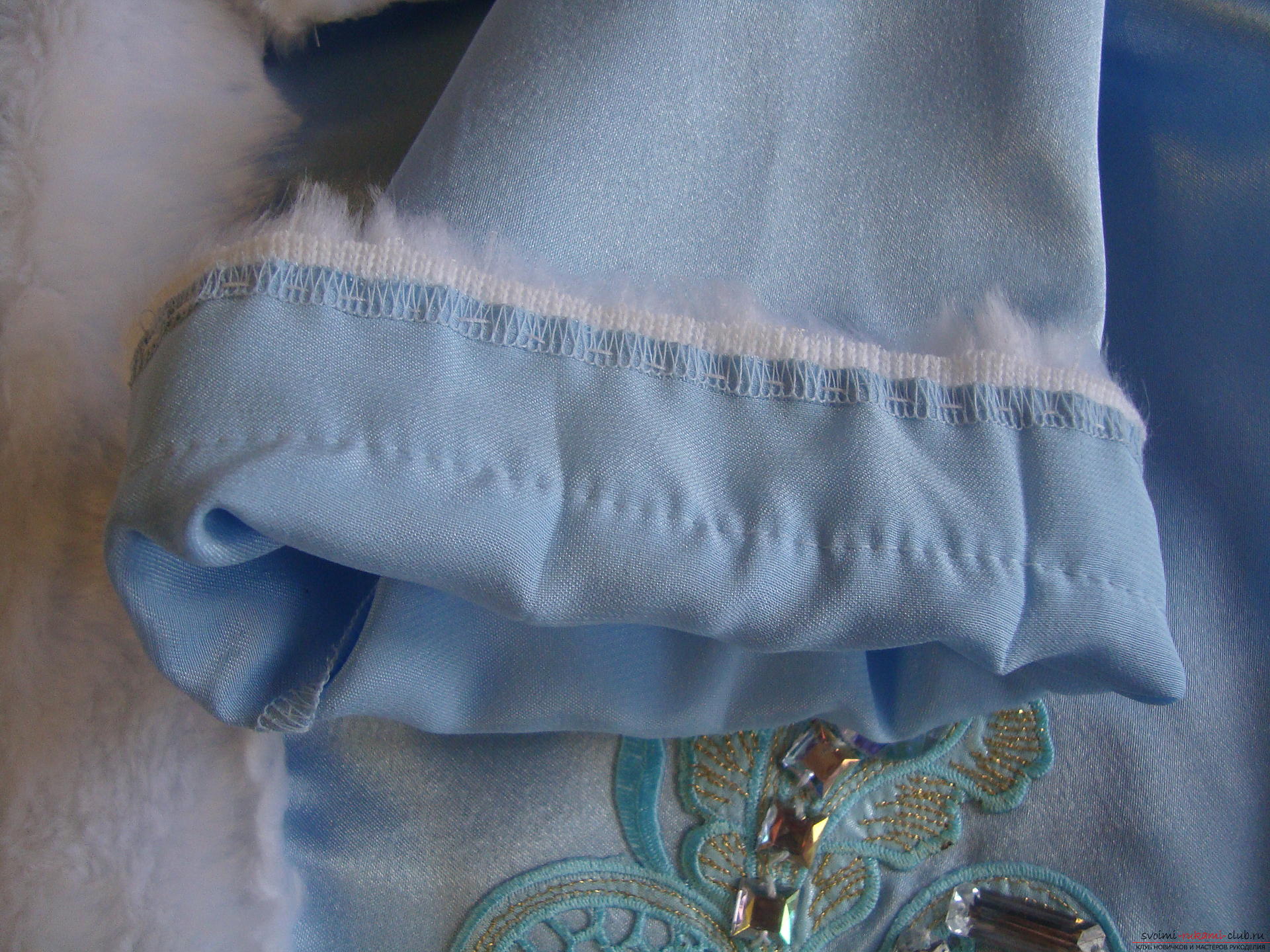 Карнавалните костюми за майката на момичето могат да се шият на ръка. Костюмът "Снежна мома" ще се хареса на много момичета .. Снимка # 9