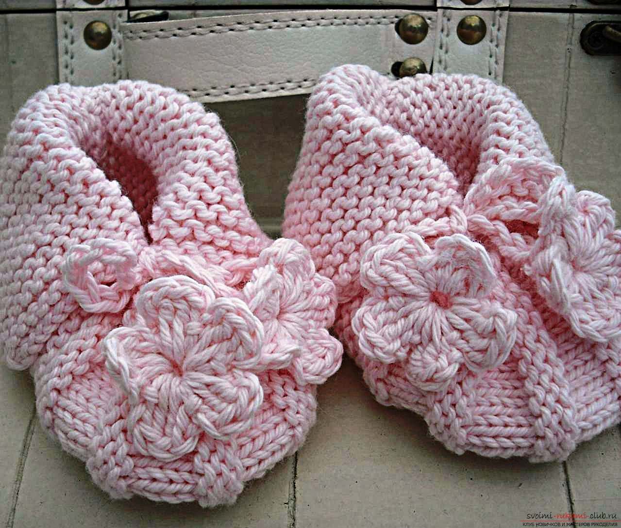 Knitted needles baby bootees for a child. Photo №5
