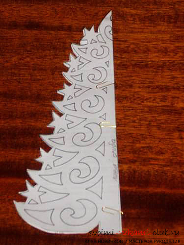 foto eksempler på processen med at lave et åbent juletræ lavet af papir. Foto №13