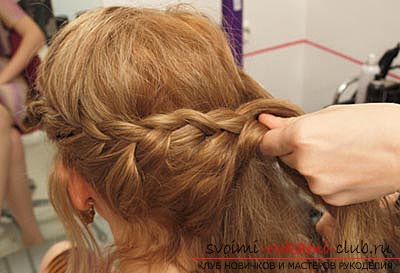 Hairstyles for the holiday with their own hands can be created by using training material and photo-instructions. Beautiful simple hairstyles we learn to do at home .. Photo №13