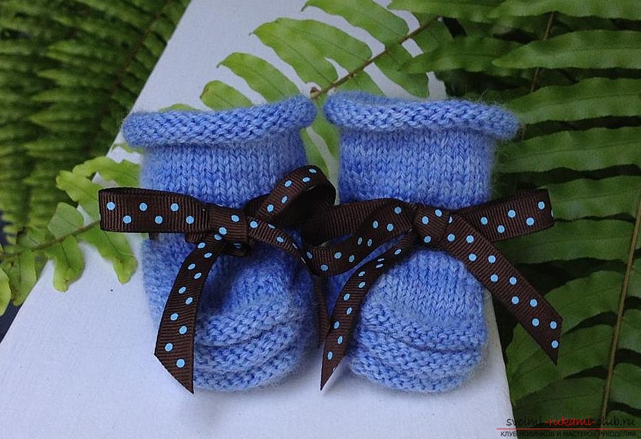 Knitted baby booties. Picture №3