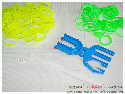 How to weave a bright bracelet from the rubber bands to Valentine's Day with your own hands. Photo №6