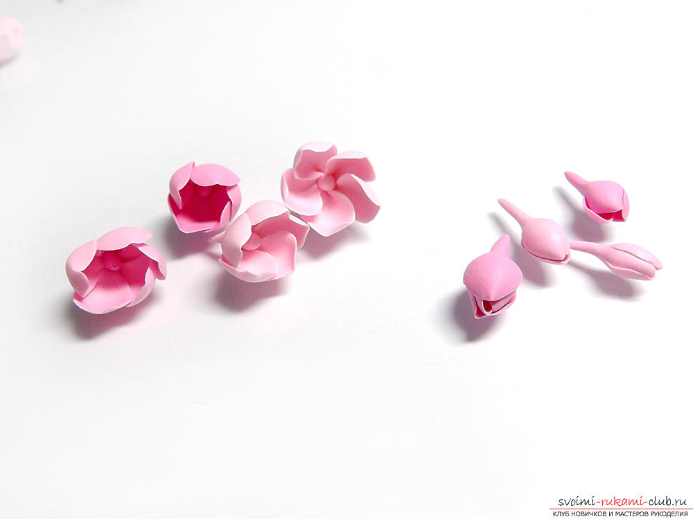 Polymer clay - an amazing material, you can make hand-made articles and beautiful ornaments from your hands. in this master class with a photo described the process of creating hairpins with pink flowers .. Photo # 12