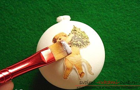 How to make New Year balls in decoupage technique, step-by-step photos of creating Christmas tree decorations with angels. Photo №5