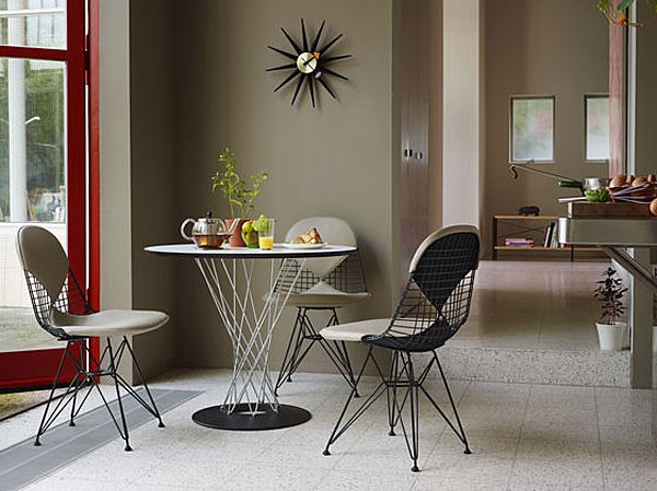 Stoličky vyrobené z drôtu v interiéri