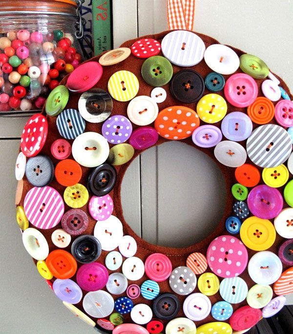 Decorative wreath at the door of the buttons
