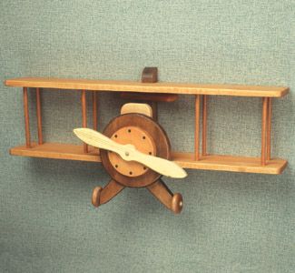 Дървени рафтове под формата на самолети