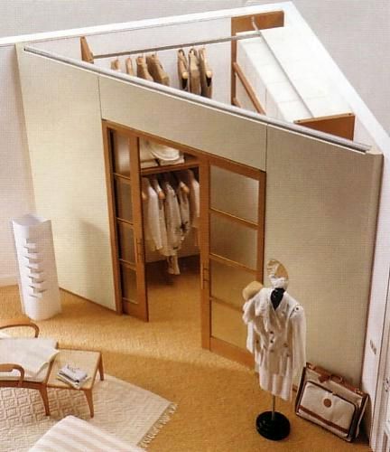 Uzavřený trojúhelníkový rohový design v šatně v místnosti