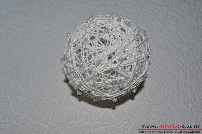 How to make a New Year ball of threads and decorate it with a magnificent ribbon bow and beads, step-by-step photos and description. Photo №13