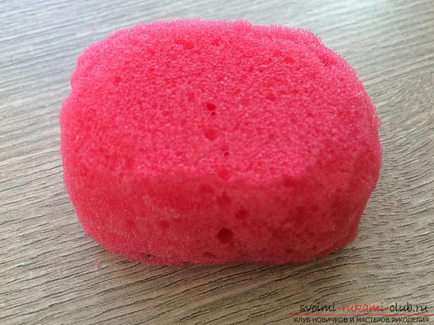 How to make a gift by March 8 with your own hands - a ladybug from a foam sponge. Photo №5
