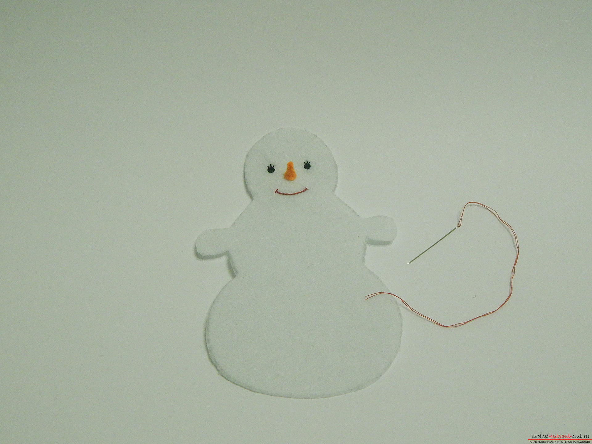 A master class with step-by-step photos will teach you how to make a snowman from felt. Photo Number 11