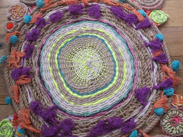weaving a round rug carpet