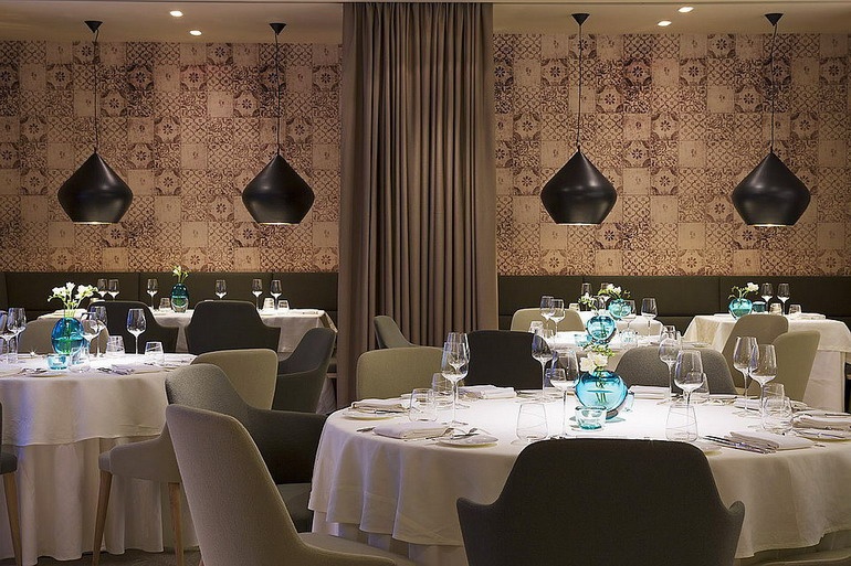 Asztalok és étteremdekorációk a Dollerer szállodában