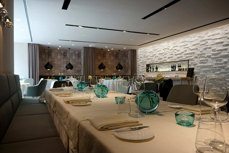 Μεγάλο τραπέζι για επαγγελματικές συναντήσεις και μεγάλο αριθμό επισκεπτών στο ξενοδοχείο Dollerer's