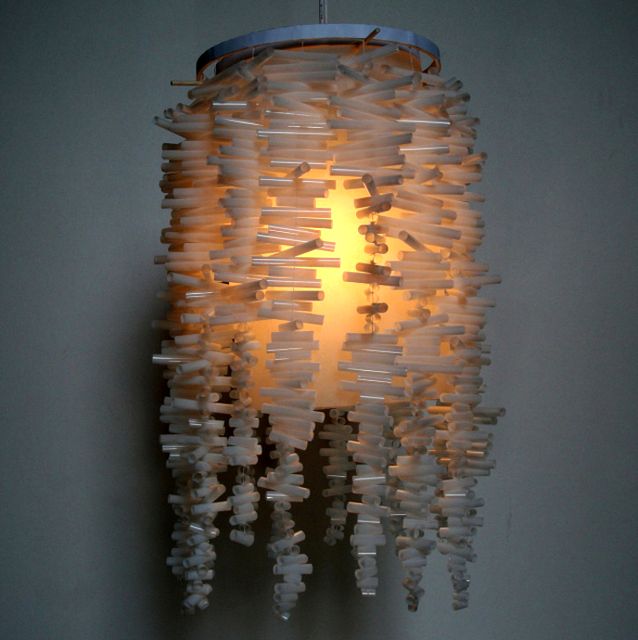 Декор на лампата с пластмасови тубули